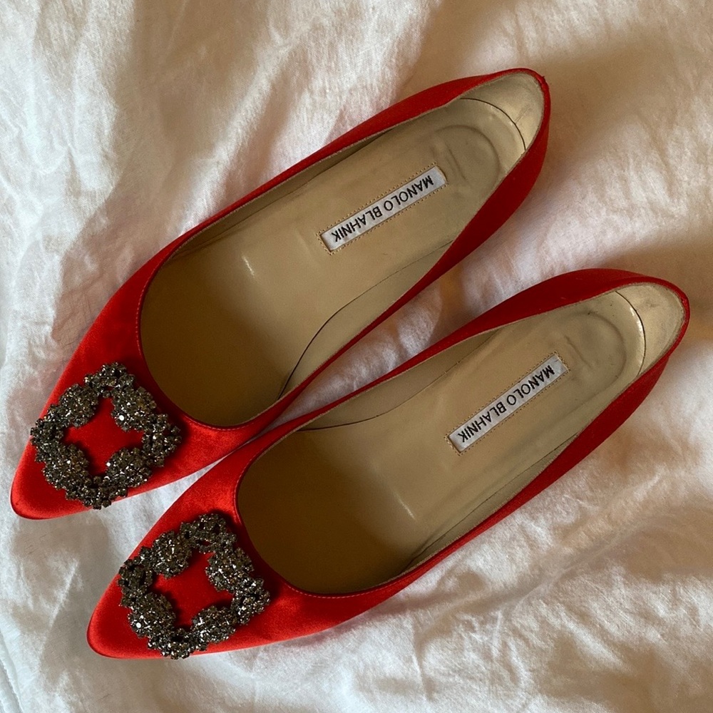 Manolo Blahnik red satin hangisi flats